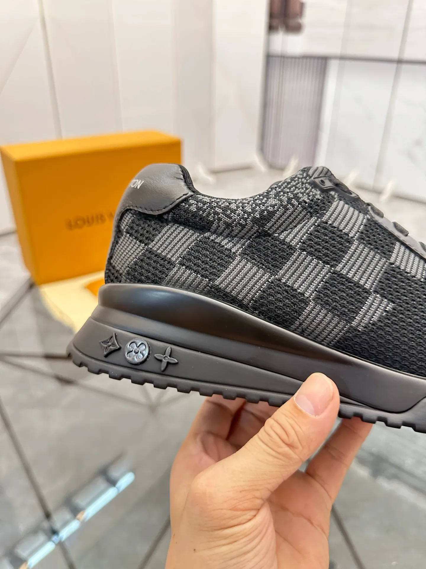 Men's shoes for sale💰: 💰P560¥ High-end quality Product trademark: LV* "Louis Vuitton*" low-top sneakers Regular size: 38-44 (can be customized to 45.46.) Product materials: imported breathable fly knit upper, breathable lining, original raw rubber translucent combination outsole. Number: 2068
